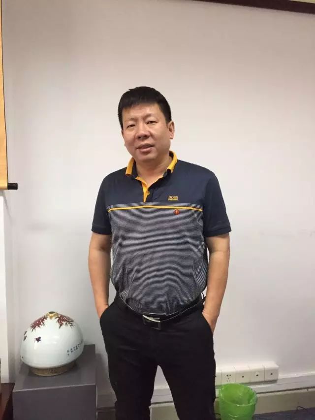 罡名电商创始人兼总经理邵剑晖毕业于广州工程管理学院法律系,由钟表
